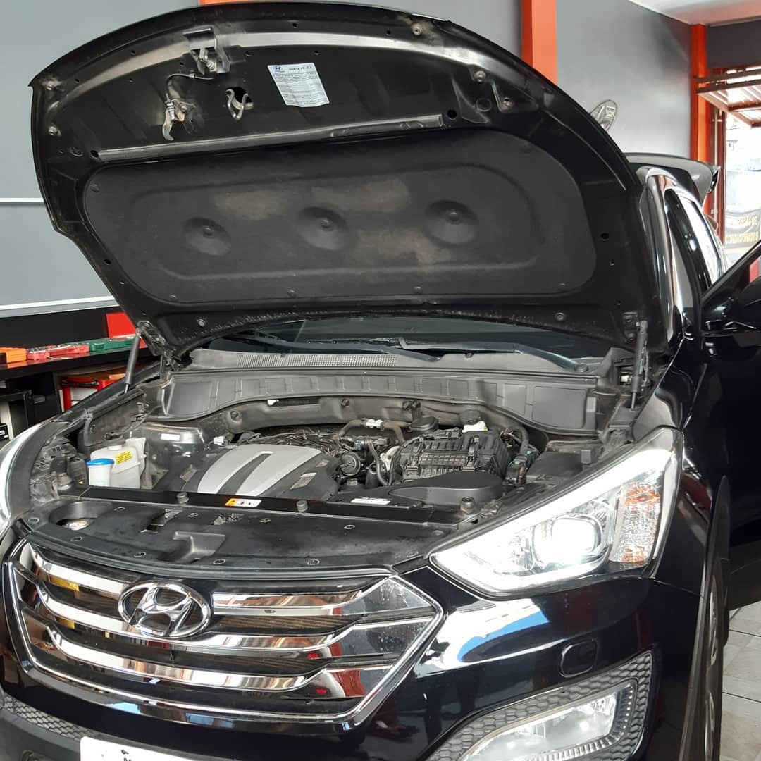 Hyundai Santa Fe em manutenção