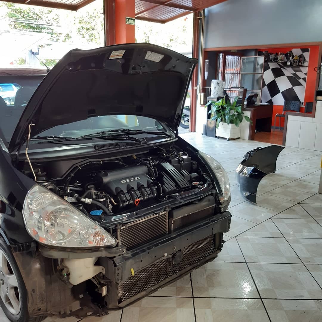 Revisão completa no compartimento do motor